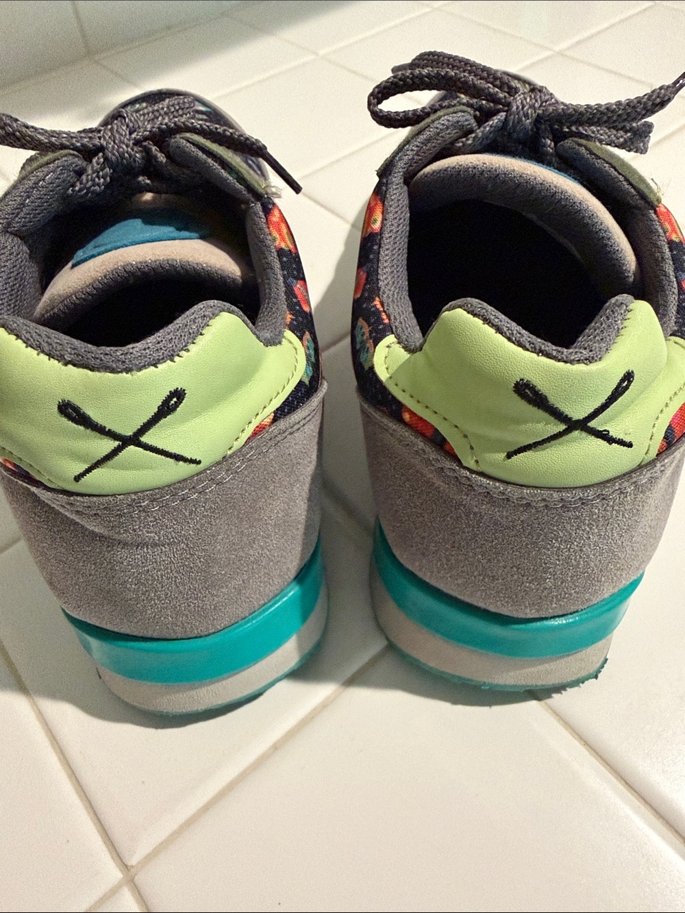 inkkas Women’s Butterfly Print Sneakers - Picture 5 of 8
